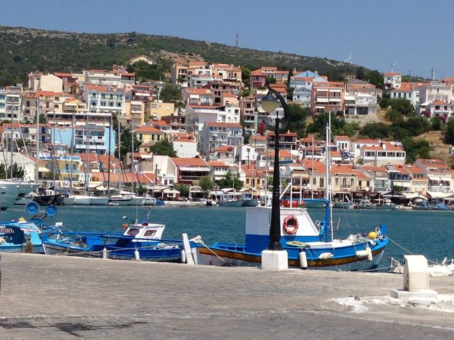 トルコの旅が終わりギリシャに来ました。<br />エーゲ海の島をフェリーで渡ってトルコからギリシャへ移動して行きます。<br />豪華なクルーズ船ではなく、フツーのフェリーです。<br /><br />(補足)<br />フリーのWi-Fiにつながった時に携帯の写真をアップして作った旅行記です。母子3人旅ですが、サントリーニで旦那が合流しました。上の子10歳、下の子5歳です。<br /><br /><訪問地><br />サモス島<br />ミコノス島<br />サントリーニ島<br />アテネ<br /><br />ギリシャのフェリー検索で使えたのは下記のサイト<br />http://www.gtp.gr/default.asp<br /><br />クシャダス-サモス島のフェリー<br />http://www.meandertravel.com/ferrytosamos/samos.php?details=ferrytosamos&m=1&md=sc1<br />ネット上、5歳までは無料ですが、後から2008年生まれは6歳の扱いになると言われ、追加請求されました。何度かメールでやり取りしましたが、規定で決まっているの一点張りで、このルートは1社しかないので仕方なく追加徴収に応じました。<br /><br />サモス島-ミコノス島<br />http://www.hellenicseaways.gr/index.php/en/<br />クシャダスから日曜日は同日乗り継ぎができましたが、他の曜日だとサモス島で1泊必要です。<br /><br />ミコノス島-サントニーニ島<br />http://www.seajets.gr/htm/default.aspx?cul=en<br />出発の1か月くらいに予約しましたが、もう残席少なめでした。<br />夏季は早めの予約が安心です。