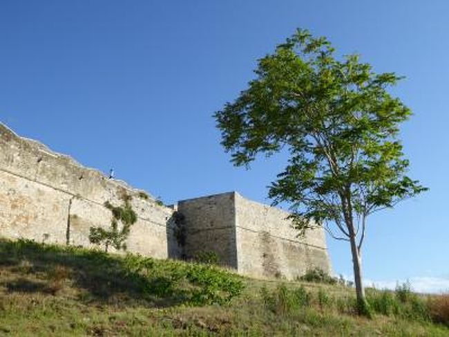 7月9日〜28日の18泊20日、南イタリアへ行きました♪<br />世界遺産の風景、美しい島やビーチ、白い街並み、果てしなく続くオリーブ畑、煌めく海岸、バロック街並み、数多の優雅な城、美味しいグルメを楽しんできました♪<br />訪れたのは、ナポリ、ポンペイ、エルコラーノ、ビエステ、ペスキチ、ヴィーコ・デル・ガルガーノ、トレミティ諸島（サン・ニコラ島+サン・ドミノ島）、ポリニャーノ・ア・マーレ、カステッラーナ・グロッテ、モノポリ、オストゥーニ、チステルニーノ、ロコロトンド、アルベロベッロ、マルティナ・フランカ、チェーリエ・メッサーピカ、ブリンディジ、オーリア、ターラント、フランカヴィッラ・フォンターナ、カロヴィニョ、レッチェ、ガラティーナ、ポルト・チェザーレオ、コリリアーノ・ドトラント、オートラント、レウカ、アレッサーノ、スペッキア、ソレート、ナルド、ガリポリ、トッレ・ア・マーレ、バーリ、カステル・デル・モンテ、アンドリア、トラーニの３７か所へ行きました。<br />宿泊地はナポリ、ビエステ、ポリニャーノ・ア・マーレ、オストゥーニ、レッチェ、オートラント、ガリポリ、バーリの８か所。<br /><br />☆Ｖｏｌ６０：第５日目（７月１３日夕）ビエステ♪<br />雷雨後の雨上がりのビエステを歩く♪<br />旧市街の大聖堂「Duomo」からカステッロ（スヴェーヴォ城）へ。<br />カステッロは旧市街の一番高い位置にある。<br />このカステッロ（スヴェーヴォ城）を頂点に岬へ旧市街が広がっている。<br />カステッロ（スヴェーヴォ城）は1242年にスヴェーヴォ家のフェデリコ2世の命によって造られたもの。<br />当時のままの姿をよく伝えているとして貴重なもの。<br />現在でもイタリア軍の基地として活用されているため、<br />一般公開されていない。<br />そのお城の外観は特に凝ったものはなく、<br />シンプルであるが、<br />力強い印象を与える。<br />いわゆる要塞の機能を持つ。<br />お城が現在でも使われていることは驚愕に値する。<br />城の周辺をゆったりと歩き、<br />中世時代へいざなう♪