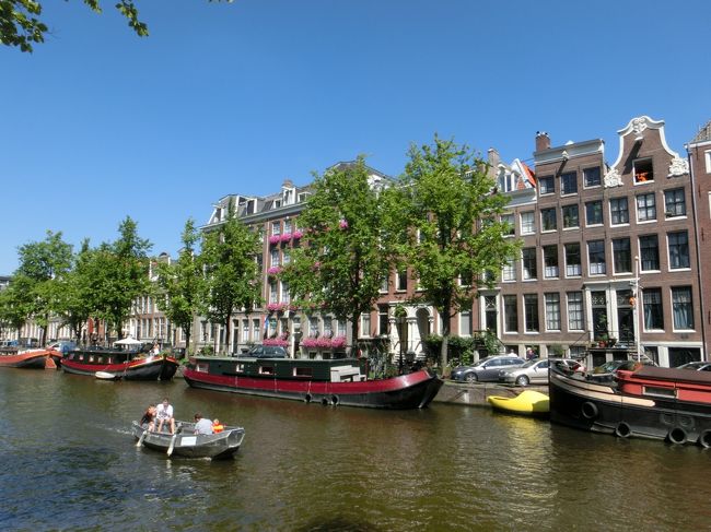 我々夫婦はヨーロッパの古い街並みが好きである。特に妻はその傾向が強い。<br />妻「アムステルダムの街歩きをしているだけで幸せ…」<br />私「予想外の運河のスケールの大きさと美しさに写真を撮りまくる」<br />かくして、夫婦連れだって同じ街歩きをしながら心象風景は違い、会話は少ない。ひたすらお互いの楽しみを追求する。そして、疲れたら運河沿いのカフェに入りランチやティータイムにする。ここでお互いの感想を語り合う。<br />私は１人旅が好きであるが、食事の時は妻の存在が実にありがたく、旅が一層楽しくなる。<br /><br />写真：プリンセン運河<br /><br />私のホームページに旅行記多数あり。<br />『第二の人生を豊かに』<br />http://www.e-funahashi.jp/<br />（新刊『夢の豪華客船クルーズの旅<br />ー大衆レジャーとなった世界の船旅ー』案内あり）<br />