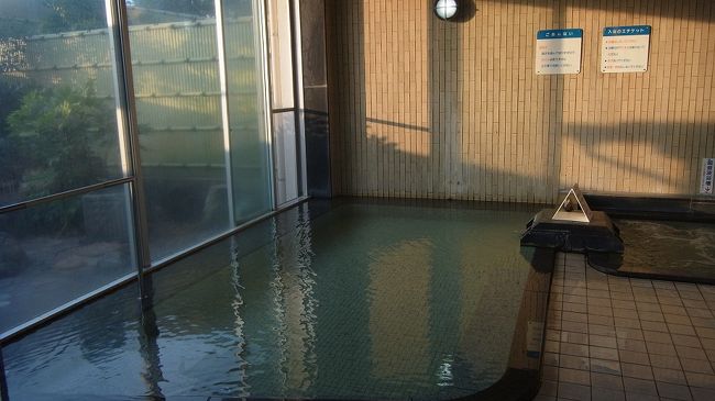 時間の配分を間違えた上、関西方面からだと山越えで疲れていますので、宿に無理を言って、チェックイン時間前に入館させて頂くことにします。快く迎えて下さった。<br /> 行政改革、身を削る努力、民営化・・・様々な波にもまれている、この手の施設です。かんぽの宿皆生も職員一丸となって努力されているのがよく見えます。全国にどのくらいあるかよく知りませんが、相当数があり箸やタオルなどに共同仕入れのあとも見えます。メンバーズカードというのも発行されていて、早速仲間に入れてもらいました。<br /> さて、皆生の湯は海中から見つかったと看板に書かれています。先の和倉温泉と同じで、温泉塩分は相当濃いです。経験則からする、海辺は塩辛いと言うものに相当します。<br /> 内風呂が源泉掛け流し、ジャグジーは普通の水、露天風呂は循環と仕組みが明記されているのは、さすがは元お役人さんですな。循環と分かっていても、つい露天の時間が長くなります。お食事は最低ランクをチョイスしました。しかし、飲ん兵衛の私でも充分でした。新鮮なお魚を切れのよい包丁で捌いたと見えて、誠に美味なお鯛やハマチと新鮮な野菜は胃の腑にやさしい。<br /> 館内の売店では、古事記編纂1300年に因んだ土産物が売られていた。関西、特に奈良でもこの手の催事が多い今年ですが、ここで拝見するとは驚きました。<br />