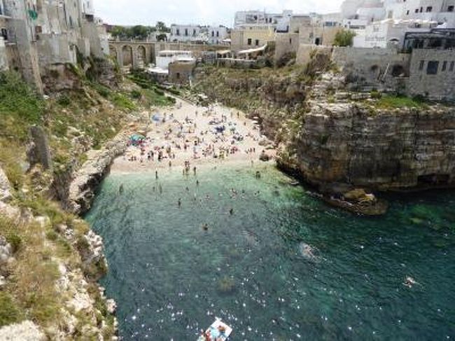 7月9日〜28日の18泊20日、南イタリアへ行きました♪<br />世界遺産の風景、美しい島やビーチ、白い街並み、果てしなく続くオリーブ畑、煌めく海岸、バロック街並み、数多の優雅な城、美味しいグルメを楽しんできました♪<br />訪れたのは、ナポリ、ポンペイ、エルコラーノ、ビエステ、ペスキチ、ヴィーコ・デル・ガルガーノ、トレミティ諸島（サン・ニコラ島+サン・ドミノ島）、ポリニャーノ・ア・マーレ、カステッラーナ・グロッテ、モノポリ、オストゥーニ、チステルニーノ、ロコロトンド、アルベロベッロ、マルティナ・フランカ、チェーリエ・メッサーピカ、ブリンディジ、オーリア、ターラント、フランカヴィッラ・フォンターナ、カロヴィニョ、レッチェ、ガラティーナ、ポルト・チェザーレオ、コリリアーノ・ドトラント、オートラント、レウカ、アレッサーノ、スペッキア、ソレート、ナルド、ガリポリ、トッレ・ア・マーレ、バーリ、カステル・デル・モンテ、アンドリア、トラーニの３７か所へ行きました。<br />宿泊地はナポリ、ビエステ、ポリニャーノ・ア・マーレ、オストゥーニ、レッチェ、オートラント、ガリポリ、バーリの８か所。<br /><br />☆Ｖｏｌ７１：第６日目（７月１４日昼）ポリニャーノ・ア・マーレ♪<br />ランチタイム♪<br />レストランを求めて旧市街をゆったりと歩く。<br />旧市街は三方が断崖絶壁に囲まれており、<br />どこか歩けばその断崖絶壁に出ることができる。<br />旧市街内をゆったりt歩いて北側の断崖へ。<br />そこから渓谷とビーチ、<br />その向こうに宿泊しているHotel Covo dei Saraceniを眺めることができる。<br />ゆったりと眺めて♪