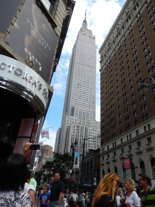 摩天楼で有名なニューヨークでも、とりわけ意表を放つ２大高層ビルといえば、エンパイアステートビルと、『ザ・ロック』の愛称を持つロックフェラーセンタービルである。　<br />かつてなら、ツウィンタワーと呼ばれた世界貿易センタービルも有名だったのだが、あの忌まわしき 9.11同時多発テロの標的となって姿を消し、人類の歴史に大きな傷跡を残す事件となってしまった。<br />俗に、『煙と何とかは高きを目指す』などと言われるが、日本からはるばる高高度を飛んで来て、せっかくニューヨークの大地に降り立ったばかりだというのに、『何とか』は、再び高い所に行きたがるのである。<br />それは、人間のテクノロジーが重力に逆らって、どこまで天を目指せるか？　という、古代建築の夢から続いているロマンなのではないだろうか。<br />この際、建物の目的や機能については置いといて、私たちはニューヨークにある二つの『のっぽビル』に、とりあえず上がってみる事にした。
