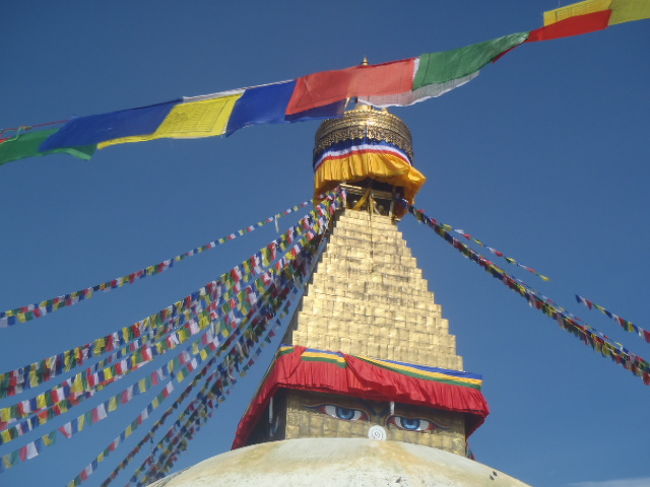 ふと思い立って今年はカトマンドゥに行ってみることにした。<br />カトマンドゥ？どこだそこは？<br />そう、ネパールだ！<br /><br />行く前はそう、ブッダの目が描かれた仏塔のイメージでチベット仏教っぽい国かなーと思っていたのですが、行ってみると思ったよりインドでした。行く先々で、小さいお堂や大きいお寺や、ヒンドゥーの神様や仏教の神様や、穴やリンガや牛やら山羊やら。とにかく神様いっぱいの旅。