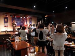 １２．梅雨時の西日本出張　舞台と地料理 ライラのステージ　横目兄弟 兄大通（みっちー）と砂川美香（みかちゅう）のユニットミッチューの歌声