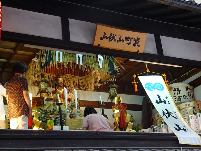 今年も行ってきました。<br />京都の祇園祭。<br />今年は宵山です。<br />今年から山鉾巡行が“前祭”“後祭”の2回に復活し、更に多くの人で賑わっていました。<br />“後祭”も気になるところですが、“前祭”を楽しんできました。<br />前日の博多山笠に続き、2連続のお祭り、“動”と“静”対照的でした。<br /><br /><br />去年までの京都・祇園祭り旅行記<br /><br />関西散歩記～2013 京都・京都市内編～<br />http://4travel.jp/travelogue/10806518<br /><br />関西散歩記～2011 京都・京都市内編～<br />http://4travel.jp/travelogue/10603921<br /><br />関西散歩記～2010 京都・京都市内編～<br />http://4travel.jp/travelogue/10486956