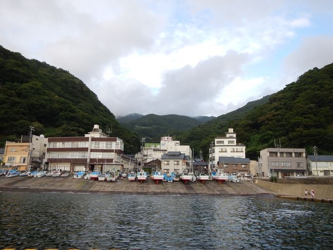 越前の海には海水浴で一年に２〜３回行くのですが、いつも日帰りなので、泊まりらしき海水浴客を見掛けると、いつも「この後、温泉に入って美味しいもの食べるのかな〜。」なんてうらやましく思っていました。<br />一人暮らしをしている長男もお盆休みで帰ってきたし…。<br />なので、今回は思い切って…。