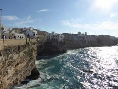 真夏の優雅な南イタリア旅行　Napoli×Puglia♪　Ｖｏｌ９４（第７日目午後）　☆ポリニャーノ・ア・マーレ（Polignano a Mare）：黄昏の新市街から波浪のアドリア海を眺めて♪メインストリートは祭りの準備中♪