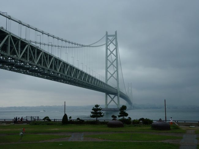 今年の盆休みは天候が不順なようで、天気予報では14日は何とか曇りとのことで淡路島に出かけてきました。<br />今回の目的は、淡路島の花めぐりとグルメ。<br />天気は良くなかったけれど、生シラス丼など美味しいものをいただきまずまずのドライブでした。<br />ちなみに今回行った場所は、<br />・あわじ花さじき<br />・淡路夢舞台<br />・道の駅あわじ(松帆アンカレイジパーク)<br />・淡路島公園<br />です。