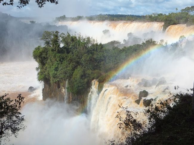 ブラジルの旅は、リオデジャネイロからフォス・ド・イグアスへ！<br /><br />そこから国境を越えてアルゼンチンに入り、世界三大瀑布のひとつ、イグアスの滝を見に行きます！！<br /><br />実はイグアスの滝、旅行直前の大雨で川が増水し、史上最高の水量を記録したばかりの時期でした。<br />おかげで遊歩道が一部閉鎖されてたりしましたが、普段以上に大迫力のイグアスの滝を見ることができました♪<br /><br />日本のすべての滝を全部集めてもまったく敵わない規模の壮大な滝！<br />やっぱりイグアスの滝は、すごかった〜。<br /><br />　Ｄａｙ１ →リオデジャネイロ<br />　Ｄａｙ２ リオデジャネイロ（コロンビアｖｓウルグアイ観戦）<br />★Ｄａｙ３ →フォス・ド・イグアス<br />★Ｄａｙ４ →イグアスの滝（アルゼンチン側）→サンパウロ<br />　Ｄａｙ５ サンパウロ（アルゼンチンｖｓスイス観戦）<br />　Ｄａｙ６ →リオデジャネイロ<br />　Ｄａｙ７ リオデジャネイロ<br />　Ｄａｙ８ リオデジャネイロ（フランスｖｓドイツ観戦）→<br /><br />この旅行記では、イグアスの滝の散策から、巨大都市・サンパウロへの到着までをご紹介します。<br /><br />飛行機での移動が連続して、ブラジルの広大さを実感した日々でもありました！