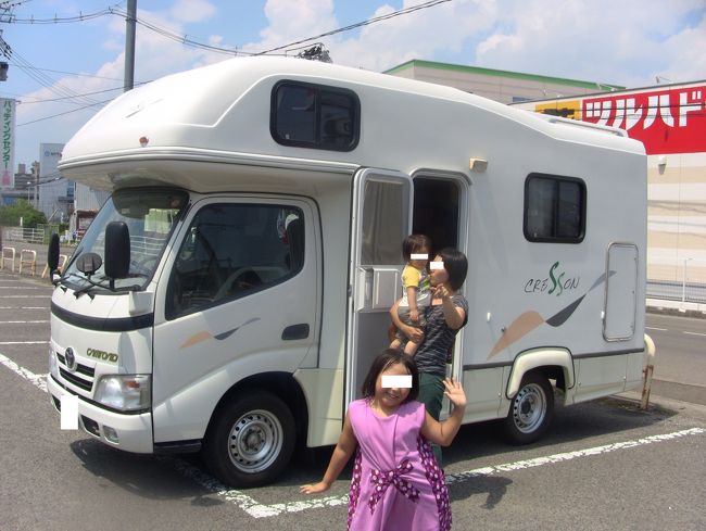 今年の夏は、今まで行ったことのなかった東北地方に行くことにしました!<br /><br />仙台を中心に、5泊6日の旅です。その内の2泊を、キャンピングカーをレンタルして車内泊としてみました。一度乗ってみたかったんです、キャンピングカー。次は是非海外でキャンピングカーにチャレンジしたいです(笑)。<br /><br />その2:会津若松&磐梯山編<br /><br />(2日目)朝10時に、名取にある「フジカーズジャパン」で予約していたキャンピングカーをレンタル!人生初のキャンピングカーにテンション大人も子供も上がりまくりです(笑)。高速に乗って福島県会津若松に移動。鶴ヶ城をメインに観光しました。夜は道の駅「裏磐梯」にて、キャンピングカー車内泊です。<br /><br />(3日目)朝の内に、裏磐梯にある五色沼に行きました。その後は磐梯山をドライブした後、一路蔵王のふもと山形市へ。。。<br /><br />続きは、「その3:蔵王編」で・・・