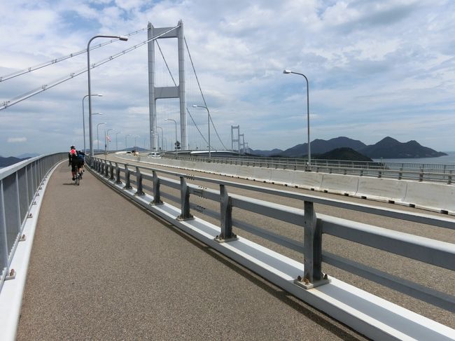 里帰りしてしまなみ海道をサイクリング(しまなみ海道　編1)<br /><br />今回の岡山行きは、<br />1. 岡山市編:ホテルに泊まりディナーとランチに、トラム乗車。<br />2. 瀬戸内市編:黒田官兵衛関連の福岡城趾見学。<br />3. しまなみ編1:しまなみ海道サイクリングは、前回の尾道編の反対側、今治編です。<br />4. しまなみ編2:高速バスの拠点の福山で、福山城見学と尾道ラーメンを食す。<br /><br />しまなみ海道の第２段<br />2年前の尾道側が第1段とすると、今回は、福山から高速バスで<br />今治に行き、そこから、大島、伯方島、大三島とサイクリングして、<br />できれば生口島の瀬戸田から三原に渡り、三原でタコ飯食って帰る予定だった。<br />結果は、ほぼ半分の伯方島から高速バスで福山に戻りました。<br />次は、伯方島から大三島、多々羅大橋、三原でタコ飯だ！<br /><br />理由は、夏休み、お盆休みで子供や大人が多く、自転車も殆どなく、<br />公園の昼食場も混雑、2月に手術した友人が坂で疲れたのが原因です。<br />