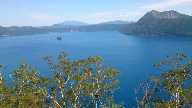 今回は大好きな函館を諦めて、道東を巡って美瑛・富良野を回る自然を満喫、<br />温泉で癒されるレンタカードライブをプランニング<br />出発の1週間前から台風11号の進路予想にドキドキさせられたりしましたが<br />幸いにも台風の影響を受けることなく羽田を出発！！<br />新千歳はまだ台風の影響で多少荒れてるかと思いきや、<br />こちらも風は強いものの雨は降ってない！！<br />オリックスレンタカーへ送迎バスで移動して今回お世話になるカローラアクシオ君に乗っていざ出発！！<br /><br />道東自動車道でまずは帯広へ。ここでお昼にジンギスカンを食べる。<br />本当はネットで見つけた「白樺」まで行きたかったけどこの後阿寒湖まで行く予定なので<br />帯広中心地から往復で1時間かかるので諦めて「平和園」へ行ってみる。<br />安くておいしく、十分満足できました。<br /><br />帯広からまたまたドライブで阿寒湖を目指します。<br />台風の影響でたまに雨が降ったりしましたが車窓から牧歌的な風景を眺めながら快適ドライブです。<br />道東自動車道の終点、足寄からは国道241号線で阿寒湖へ。<br />1日目のホテル『阿寒の森 鶴雅リゾート 花ゆう香』に到着です。<br /><br />花ゆう香自体はそんなに大きなホテルではないのですが阿寒湖には他にも鶴雅リゾートのホテルがあり<br />そちらの温泉も利用可能なので『あかん遊久の里 鶴雅』の温泉に入ることにしてホテルのバスで移動。<br />この日は女性が8階の大浴場だったのでそちらへ…<br />浴場の中に階段がありそこを登ると屋上空中露天風呂があり、阿寒湖を眺めながら温泉を楽しめるという…<br />残念なことに雨が降ってたのですが負けずに少しもやった阿寒湖を眺めながら温泉を堪能。<br />すると雲の隙間から太陽が顔を出し、阿寒湖に綺麗な虹がかかったのです。<br />さすがにカメラに収めることはできませんでしたが、とっても贅沢な気分になれました。<br /><br /><br />2日目は阿寒湖畔を少し散歩して、摩周湖、屈斜路湖を巡って今日の目的地は知床半島のウトロ温泉です。<br />天気も回復して摩周湖も綺麗に見れそうです。<br />思った通り摩周湖の綺麗な青にうっとり。<br />屈斜路湖の砂湯に移動して土を掘ると温泉が湧いてくるというので<br />掘り掘りして遊んでたら<br />今朝出発したホテルから電話があり金庫に旦那がお財布を忘れたという…<br />免許証が入ってたので仕方なく来た道を逆戻り…<br />幸い朝食のビッフェをたくさん食べてたので、昼食抜きに予定変更<br />阿寒湖から戻ってきて道の駅『摩周温泉』で軽く腹ごしらえして<br />知床へ向かいます。<br />北海道は直線な道路が多いですが、知床半島に入る直前の<br />国道334号線は5キロ以上まっすぐな道で<br />見慣れぬ光景にちょっと感動したりしました。<br /><br />知床半島に入るころ雲が空を覆っていて、せっかくの海の色が…<br />この日は『ペルセウス座流星群』の見頃と言われてた日だったので<br />天気が良ければ絶好のロケーションだと思っていたのでこの曇り空にがっかり。<br />そして今日のホテルウトロ温泉『知床第一ホテル』に到着です。<br />予約した時は東館だったのですが新しい西館に調整してくれたらしい。<br />新しいと言っても東館よりって感じでしたけど、<br />部屋からは海も見えて、今日も夕陽が見えそう…でも曇ってる〜〜<br />なので早速温泉に行くことにした。<br />体を洗っていると浴場がオレンジに染まって来た。<br />外を見ると夕陽が顔を出してくれている。<br />露天風呂に移動して水平線に沈む太陽を眺めることにした。<br />昨日に続きなんと贅沢な！！<br />残念ながら水平線に沈む前に厚い雲の中に夕陽は隠れてしまったが<br />それでも十分幸せ気分♪<br />期待した星空はまったくみえなかったけど、今日も一日楽しかった♪