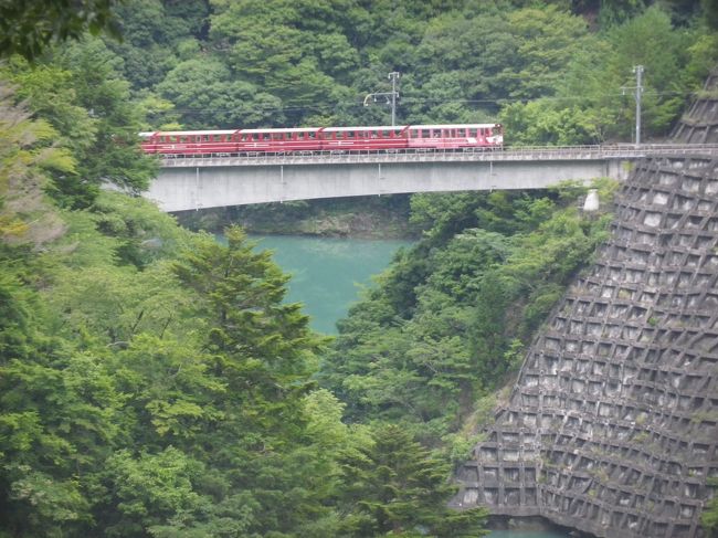 7日接阻峡温泉の民宿なかむらに宿泊して8日朝周辺を散策してから、大井川鐡道井川線沿いに走り、長島ダムを見学、そばにある長島ダム防災施設ふれあい館から大井川鐡道井川線のアプト式鉄道を走る列車の姿を見ました。<br /><br />長島ダムから大井川鐡道の千頭駅に、丁度、この時期駅構内でトーマスフェアを開催していたのでいつもより人が多く、賑わっていました、その関係で車は駅反対側にある道の駅音戯の郷に停められないので臨時駐車場からシャトルバスで千頭駅まで移動、道の駅の物産店と千頭駅を眺めた後、駅前で抹茶のソフトクリームを食べて、帰りは徒歩で臨時駐車場に移動して、千頭を出て静岡方面に行きました。