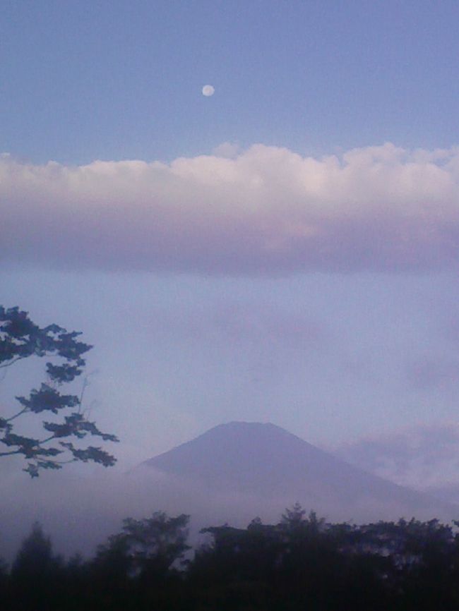 あまり良い天気ではなく、心配していましたが、朝起きると富士山が顔を出して　＜おはようございます！！＞<br />さらに富士山の上空には満月もきれいな　ま〜〜ん丸の顔　を見せてくれてとても感激！！<br />朝晩はとても涼しくて快適に過ごせたので、クーラーはいらない！<br />やはりこの静けさが隠れ家には必要。<br />日の出前の朝５時の風景です。