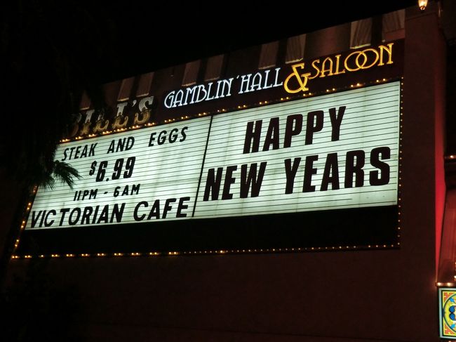 2011年末、ラスベガスでカウントダウンを迎えました。<br /><br />古い情報なので、もう写真の看板を出していたホテルも改装中だったりしますが。<br /><br />サンフランシスコで入国⇒ラスベガスに乗り継ぎ⇒シルクドソレイユのショーを見るためにアリゾナ州フェニックスに日帰り⇒年越し後サンフランシスコに移動⇒帰国<br /><br />というスケジュールです。<br /><br />City of Entertainment ラスベガスでは、年越しはいくつかのホテルから一斉に花火が打ちあがります。花火の後、すぐ普通の日常に戻っちゃうのも面白いです。<br />