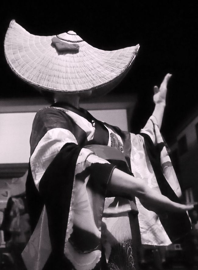 ６月、勾当台公園市民広場で行われていた「秋田県湯沢雄勝広域観光キャンペーン」のステージイベントで初めて見た「西馬音内盆踊り」。<br /><br />農民生活や世間世事風刺などを、下ネタ混じりの方言バリバリで謳いあげるお囃子のひょうきんさや軽快なリズムに反して、優美で妖艶な踊りが淡々と続けられる・・・。その余りのミスマッチさが面白く、また、ひこさ頭巾や編み笠で踊り手の顔が全く見えない艶めかしさにも魅せられて・・・。<br /><br />本場では、かがり火が焚かれ幻想的な雰囲気・・・というのも聞いて、ぜひ見てみたいな～と思った（←観光キャンペーンにハマったのだね）。<br /><br />毎年８月１６～１８日に行われるが、今年はちょうど土日がらみ。でも、６月の時点では、周囲の宿泊施設はとっくに満室。こうなると、バスツアーに頼るしかない・・・。<br /><br />入院していた連れ合いに盆踊りについて話したら、思いの外、関心を示したので、毎年、西馬音内盆踊りの日帰り（車内泊）バスツアーを組んでいる宮城コープに申し込むことにした。<br /><br />お祭りに詳しい人ならご存知なのだろうが、日本三大盆踊り（阿波踊り、郡上おどり、西馬音内盆踊り）のひとつである。<br /><br />もともと祭り等にあまり興味がなかったわが家・・・盆踊りといえば、近所の小学校の校庭や商店街で行われる盆踊りしか体験がない。三大盆踊りの中では郡上おどりが、頭に描く盆踊りに近いな・・・と思う。でも、西馬音内盆踊りは、これまでの盆踊りのイメージと全く異なり、ゆったりとした動作・・・曲線を描くしなやかな動きの美しさ・・・指先にまで妖艶さが漂う踊りなのである。<br /><br />西馬音内盆踊り<br />http://ugo.main.jp/bonodori/index.html