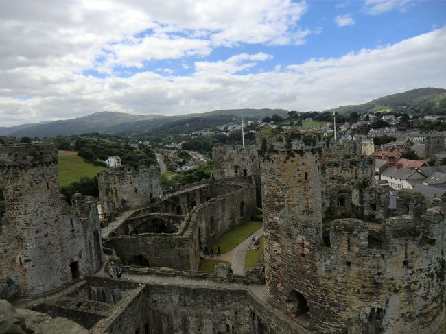北ウェールズの旅は、更に西へと進みます。<br /><br />城壁にかこまれた中世の雰囲気が残る小さな町コンウィ。<br />そこにあるのは世界遺産にもなったコンウィ城。<br />「天空の城ラピュタ」の舞台の参考にされたというウェールズ。<br />それはこのコンウィ城だったのかしら？<br /><br />お城だけではありません。　イギリスで一番小さな家、幽霊が出るという噂の豪商の邸宅、かわいいティールームも沢山ありました。<br /><br />イギリスで一番小さな家は、おもちゃのような2階建てです。<br />究極のシンプル・ライフはこんな感じなのかも？<br /><br />物にあふれた生活を少し見直したくなる場所でした。