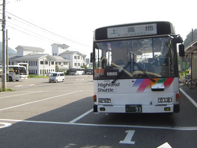 夏の旅行に上高地・乗鞍へ行きました。<br /><br />昨今のガソリン高騰と高速料金値引廃止で、<br />今回は公共交通機関を利用して巡りました。<br /><br />松本〜上高地・乗鞍地区の電車・バスが<br />２日間乗り放題の『上高地・乗鞍２デーパスポート』を<br />活用しました。<br /><br />行程<br />◆1日目　名古屋→松本<br />◆2日目　松本→上高地→乗鞍高原温泉<br />◇3日目　乗鞍高原温泉→畳平（ご来光バス）→乗鞍高原温泉→松本→名古屋<br /><br /><br />初日松本まで移動し、翌朝上高地を散策しました。