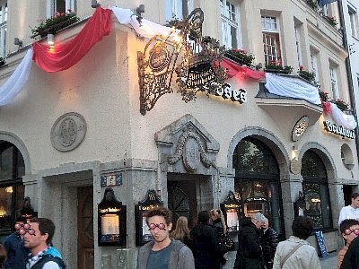 今回の旅の言い出しっぺはYさん、何十年も前にお姉さんを訪ねて行った場所を懐かしんで 「ミュンヘンとウィーンに連れてって〜」<br />これに趣味の仲間が二人とそのお友達が加わった総勢5人の美魔女、今までの最高人数です。ちなみに美魔女とは、才色兼備の35歳以上の女性のことですって。ま、35歳を過ぎた女性には変わりませんからね。<br /><br />ルートは直行便でミュンヘンへ3泊、電車・バス・船でハルシュタットへ移動して1泊、バスと電車でウィーンへ行って3泊し、直行便で戻ってきます。途中、現地発の観光バスでノイシュバンシュタイン城への観光旅行や、バレエ鑑賞もと盛りだくさん♪<br /><br />日程<br />★5/17(木)午前、成田発直行便。同日夕方ミュンヘン着(3泊)<br />★5/18(金)ミュンヘンのニンフェンブルク城、アルテ・ピナコテーク観光<br />5/19(土)観光バスにてリンダーホーフとノイシュバンシュタイン城へ<br />5/20(日)電車とバス・船にてザルツブルグ経由でハルシュタットへ(1泊)<br />5/21(月)バスと電車でウィーンへ(3泊)<br />5/22(火)美術史美術館、ハイリンゲンシュタットのホイリゲへ<br />5/23(水)ウィーン・ミュージアムとベルヴェデーレ。夜はバレエ<br />5/24(木)ウィーン発直行便で、5/25帰国