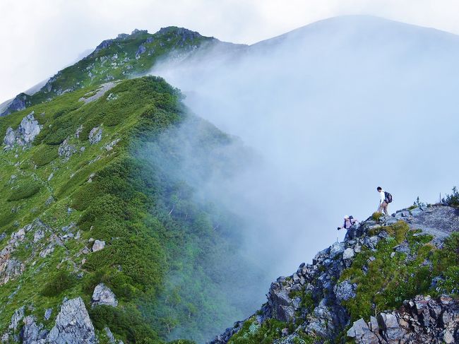 登山二日目。<br />千枚小屋から千枚岳、丸山、悪沢岳、荒川中岳、赤石岳を経て赤石避難小屋に至るまでの写真をUP。<br />期待が懐疑に変わり、絶望の淵に叩き落され、溺れる者は藁をも掴む心境を経験する。<br />もったいぶらないでとっとと写真UPします。