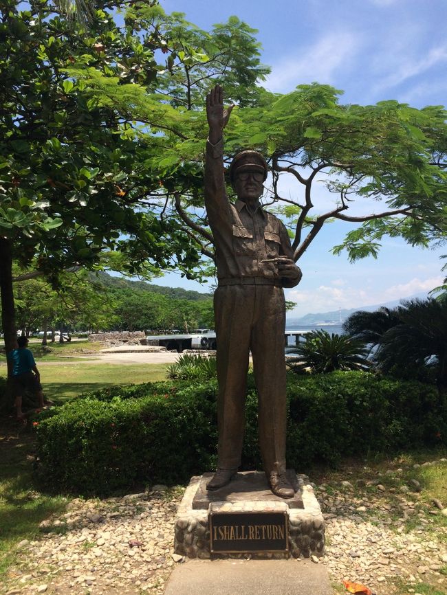 マニラ3泊4日旅行を一つの旅行記でまとめようと思いましたが、コレヒドール島観光があまりにも印象的で補足として旅行記を書いてみました。<br />コレヒドール島に関してあまり予備知識が無く、第2次世界大戦の激戦地だったくらいにしか知りませんでした。<br />この島の位置が丁度マニラ湾の入り口にあり古来から外敵の見張りの役目を<br />してきた島で、スペインが統治してきましたがその後アメリカ統治になり第2次世界大戦前までここの島を戦略的位置付けにしてきました。1942年に日本軍がアメリカ軍を打ち負かし1945まで日本軍の統治下にありましたが1945年の日本軍陥落の時は凄い闘いだったそうです。かなりの激戦地だったようでいたる所に足跡がありました。<br />コレヒドールにはサンクルーセスというツアー会社がフェリーの乗り降りからバス、ガイド、昼食と全てコミコミのツアーになっています。<br />25名前後のバスが5台ありましたので120名前後のツアーと推測します。<br />参加費は現地集合で￥7,200。内容からして安く感じました。<br />島全体がキチンと管理され、ここはフィリピンなの？と思わせるぐらい管理がゆき届いていました。島は緑が多く、暑い日なのに海からのそよ風もあり汗をかかない状況です。<br />ガイドは英語でしたが、日本人は3番バスに私1人。他に数名の日本人の方がいただけで日本人の参加率は少ないように思います。<br />ガイドの説明が詳細でまるでタイムスリップしたような気がしました。<br />日本軍の行動が彼らには理解出来ないようで自決する気持ちが分からないようです。私にも理解不能ですが少なくとも戦争という狂気の雰囲気の中ではそうならずにはいられなかったのでしょうね。<br />特攻隊の写真が展示してありましたが、みな若く10代の若者も沢山写っていました。戦争の醜さはもっとアピールしてもよいと思うのですが私もここに来るまでここで何があったのか全然知りませんでした。ガイドが日本の教科書には記述がないでしょう？と言っていましたが考えさせられます。<br />島自体はリゾートにしてもいいくらい緑が豊かで野生の動物もかなり見られます。マニラにいるよりコレヒドール島の方が数倍過ごしやすい。<br />海風に当たっているだけで快適な時間を過ごせました。もしもう一度くるなら昼食を取ったホテルに泊まりゆっくりまったりしたい。<br />本当に素晴らしい島です。<br /><br />2時には帰りの船に戻り4時には行きに乗船したマニラ湾のターミナルに到着です。帰りはタクシーが捕まらず往生しましたが近くにあるSofitel Hotelまで行きそこでタクシーを手配してもらいました。帰りもまともなタクシーでしたがタクシにそこまで気を使うのか少々気持ちが荒くなります。<br /><br />フィリピンで綺麗で整備されたコレヒドール島。<br />ぜひ時間があればツアーに参加してみてください。<br />