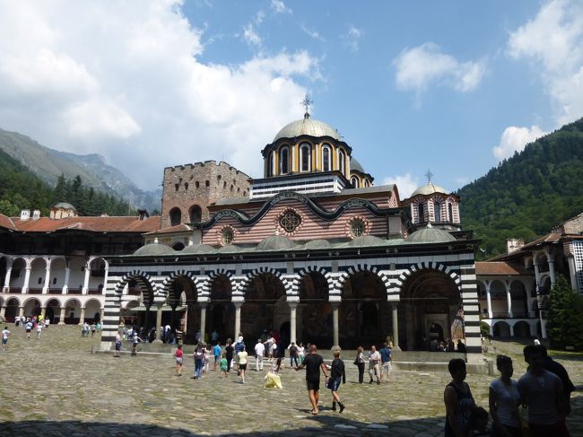 9日間でコーカサス三国（アルメニア、グルジア、アゼルバイジャン）とブルガリア、セルビアに行ってきました。<br />航空券は7月のアイルランド旅行とのセットで日本発と海外発を組み合わせて手配。<br /><br />１ヶ国目はブルガリア。ソフィアの街を散策してリラの僧院を訪れました。<br /><br />＜旅程＞（※は遅延）<br />【1日目(8/09)】<br />　中部9:35→フランクフルト15:00（LH＝ルフトハンザ航空）<br />　フランクフルト17:15→ミュンヘン18:10（LH）<br />　ミュンヘン19:50→ソフィア22:40（LH）<br />　ソフィア泊<br />【2日目(8/10)】<br />　ソフィア、リラの僧院観光<br />　ソフィア20:30→<br />【3日目(8/11)】<br />　→ベオグラード4:54（鉄道）※<br />　ベオグラード観光<br />　ベオグラード18:20→ウィーン19:40（OS＝オーストリア航空）<br />　ウィーン22:20→<br />【4日目(8/12)】<br />　→エレバン3:35（OS）<br />　エレバン、エチミアジン観光<br />　エレバン15:30→トビリシ0:12（鉄道）<br />　トビリシ泊<br />【5日目(8/13)】<br />　トビリシ、ムツヘタ観光<br />　トビリシ泊<br />【6日目(8/14)】<br />　カズベキ観光<br />【7日目(8/15)】<br />　トビリシ2:20→バクー4:30（J2＝アゼルバイジャン航空）<br />　バクー、コブスタン観光<br />　バクー泊<br />【8日目(8/16)】<br />　バクー観光<br />　バクー20:45→イスタンブール21:45（TK＝トルコ航空）※<br />【9日目(8/17)】<br />　イスタンブール0:50→関西17:55（TK）※<br /><br />＜主な旅費＞<br />・航空券（TK）：総額188,850円（130,000円＋税・サーチャージ等）の復路分<br />・航空券（LH）：総額117,820円（48,700円＋税・サーチャージ等＋カード手数料1,010円）の復路分<br />・航空券（OS）：UA特典12,500マイル＋税64米ドル<br />・航空券（J2）：総額117.34ユーロ（72ユーロ＋税・サーチャージ・手数料等）