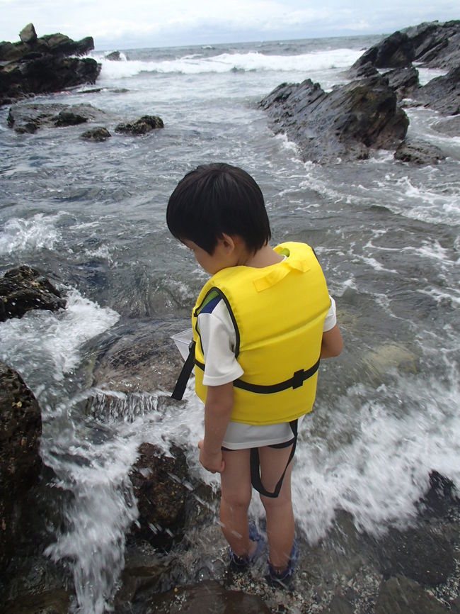 小学一年生の息子と二人で、三浦半島・城ヶ島に磯遊びに行ってきました。<br />はるか南に台風が発生していた影響で波が高く、波打ち際で遊ぶだけになりましたが、たくさんのカニやヤドカリを見ることができました。<br />宿泊は城ヶ島京急ホテルです。お手頃な宿泊費で、食事もお風呂も楽しめました。