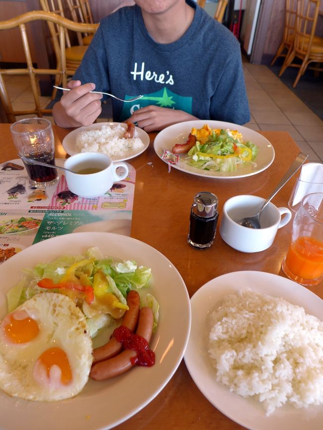 この日の熱海は朝から雲ひとつない好天に恵まれました。<br /><br />長男は、この日横浜ＤｅＮＡのデイゲームの応援に行くというので、お部屋の露天風呂で朝風呂を楽しんだあと、ガスト 湯河原店で朝食を頂きＪＲ湯河原駅まで送っていきます。<br />