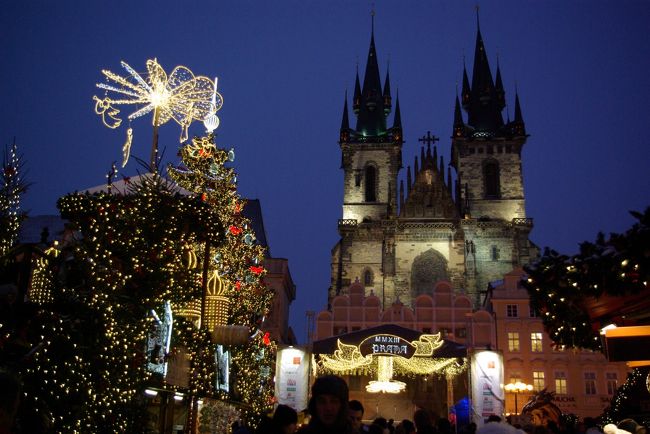 これは、２０１２年１２月にクリスマスマーケットを巡ることを目的に中欧（オーストリア・チェコ<br />・スロバキア・ハンガリー）を訪れた旅行記です。<br /><br />プラハ編に入って５回目になります。長いです。移動の途中に立ち寄った町ではなく、<br />２連泊したこともあるでしょう。でも、とにかくプラハは街中ビューポイントだらけで、<br />しかも教会・博物館は山ほどあるし、その他、音楽の都でもあります。<br />「プラハの春」というと現在では国際音楽祭を指します。５月１２日から３週間、<br />プラハは世界一の音楽の集積地となります。<br />時は１２月、クリスマスシーズンで町は一年で最もきらびやかに着飾って見えます。<br />夜景のすばらしさは格別です。どうぞ、写真は拡大してご覧ください。<br />
