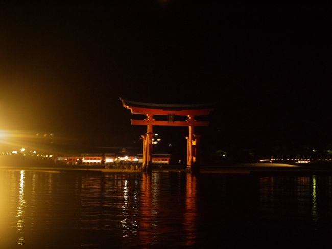 今日は宮島２日目。<br /><br />さて、何しよっか。<br /><br />とりあえず、厳島神社でもいきましょう。<br /><br />ってなかんじ。<br /><br /><br /><br /><br />今から宮島に行ってみようかなーって思っている方へ＾＾<br /><br />宮島は昔は島全体が神様の領域だったんですって。<br /><br />厳島神社も、対岸からおがむしかなかったんですって。<br /><br />その名残かどうか知りませんが、島の中の店ってけっこう早くに閉まります。<br /><br />おみやげ物屋さんなんか５時くらいに閉店されるところばかりです。<br /><br />自動販売機も、あんまり多くないと思います。<br /><br />なので、夜遅く到着される方は、宮島口からフェリーに乗る際に飲み物や<br /><br />タバコ等（食事が宿についてない場合は食事も）を買って宮島に渡られた方が<br /><br />いいですよ＾＾<br /><br />ちなみに、フェリーは２つの会社が運航していますが、両方値段は一緒です。<br /><br />JRの方は潮がよければ大鳥居の近くまでフェリーでいけるみたいです。<br /><br />