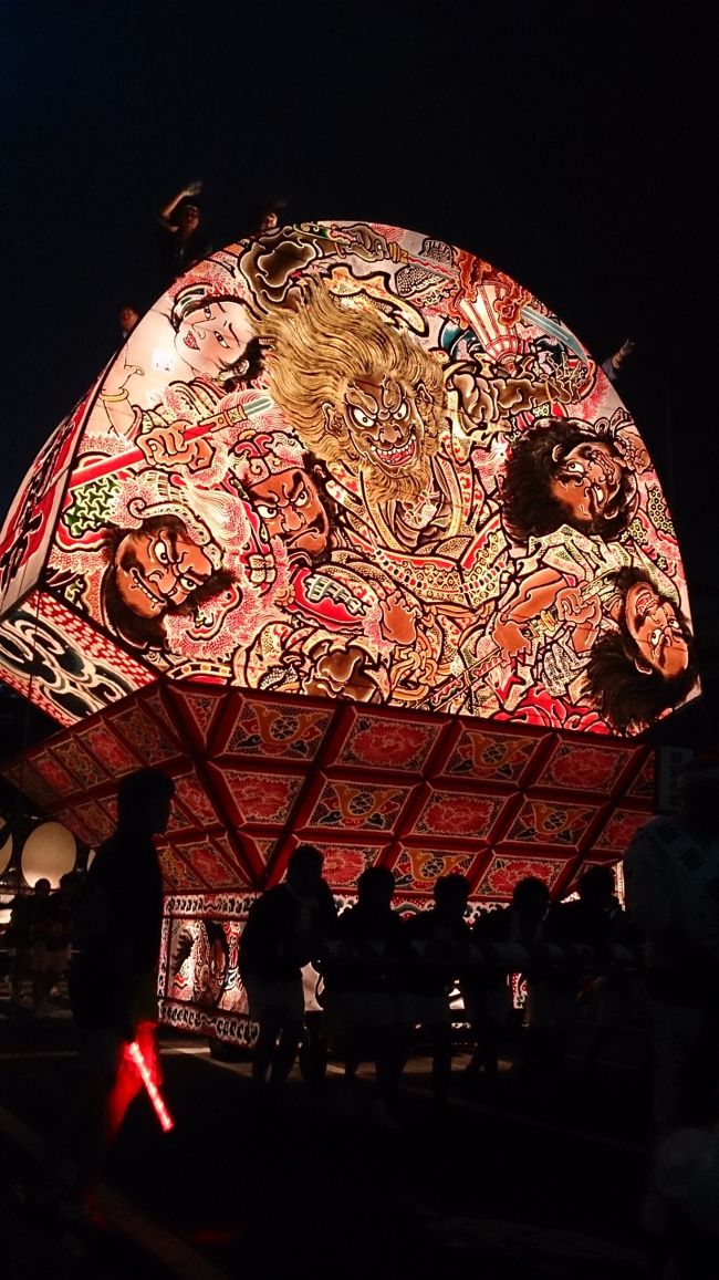 函館から大間までのフェリーに乗り、朝早く弘前まで走りました。<br />昼ころ弘前城の近くの駐車場に駐車し、椅子を持ってねぷたを見るために場所探ししました。時間が早かったのでメイン会場近くのいい場所を確保。夕方になって弘前城からカラスの大群が空いっぱいに飛び回り、びっくりしましたが、ねぷたのお祭りは堪能できました。