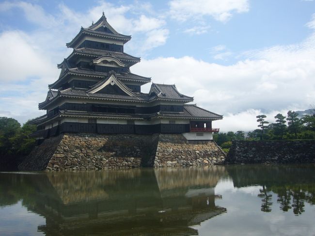 当初は「松本城」と「松本空港」を目当てに計画していた松本日帰り旅行。<br /><br />念のため?!　奥方の実家のお義父さんに声をかけたところ「泊り」で行くことに。<br /><br />時期も時期で「宿が取れるかしらん・・・」との不安をよそに取れてしまい?!<br />奥方の実家へ帰省した際、お義父さんと奥方の弟一家も加わって松本へと向かったのでした・・・・。<br /><br /><br /><br />※写真枚数が多いので「～1日目～」「～2日目～」に分けて投稿させてもらいます。