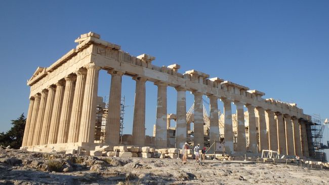 ギリシャ観光の最大の目玉と言えば、やはりアクロポリスにそびえるパルテノン神殿でしょう。<br /><br />　今回は、到着２日目にツアーでここを訪れましたが、おびただしい数の観光客に埋もれて、歩くのもままならないほどでした。<br /><br />　最終日の午前中が自由行動時間であったため、朝一番にもう一度ここを訪れてみました。朝8時の開門直後は観光客もまばらで、ゆったりと観光できました。しかも、曇天時の１回目と異なり、この時は快晴になり、青空に映える大理石の建造物を堪能できました。<br /><br />　入場料金は12ユーロと高額でしたが、他の観光名所（古代アゴラ、ゼウス神殿）との共通券になっています。但し、有効期間は4日間。