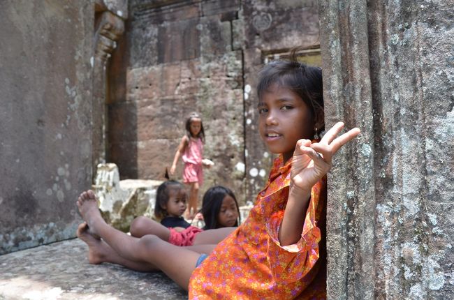 ９年前にアジアにはまっていた頃出かけたカンボジア<br />すごく印象に残ったのが、遺跡で遊ぶ子供たちの笑顔<br />あの笑顔がまた見たくて、今年の夏再びカンボジアに出かけてきました。<br />今回も遺跡であった子供たちの笑顔から元気をもらうことができました。