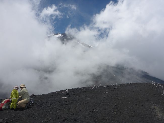 友人と７月に富士山登頂を予定したので麓の宝永山に予行練習に行きました。<br />俺は去年富士登山成功していたが、友人２人は他の山々を登っているとは言え、日本一の富士山は今回が初！俺の家族と一緒にハイキングがてら楽しんできました。最初はみんな元気だったが、第１火口からの上りがきつく弱音が出てきた。そこは、３歩上ると２歩下がるという感じの「ガレ場」だった。約1時間我慢の末頂上にたどり着いた。富士山山麓の小高い丘に感じられるが、標高２７００ｍ侮れない。写真は宝永山山頂から富士山山頂を望む！その脇に女房と息子です。