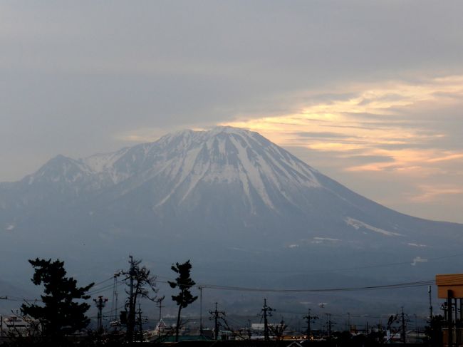 夜7時を過ぎての宿到着だったため、荷物は係の方に部屋まで運んでもらい、そのまま食堂へ直行、新鮮な海鮮料理を堪能。<br /><br />翌朝、宿の部屋の窓から、松江城からも霞んで見えた、雪化粧の大山が予想以上に大きく、迫る様に姿を姿を現した。