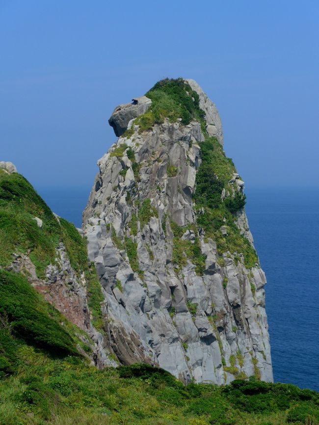 壱岐は五島と同じように海が美しいところだった,少し黄砂がかかっていたが,それでもうつくしい海を堪能することが出来た.<br />0724にヒルトン福岡シーホークを出発,0846博多港ベイサイドプレイス,壱岐ジェットフォイル乗り場へ.九州郵船 0800発111便壱岐郷ノ浦行き.5120円と結構な料金.ジェットフォイルはあまり景色を堪能できないのが難点.窓越しの低い位置からの景色しか見えないし波に邪魔される.0912壱岐郷ノ浦到着.今は同伴者とレンタカーを借りるのは禁止されてしまったので仕方なくタクシー.7時間強で27000円とメーター制だったが割と安かった.まず猿岩,黒崎砲台.猿岩はなかなかの奇岩.草がまるで体毛のようにみえるのがおもしろい.黒崎砲台は日本の巨艦砲の時代的錯誤の遺物を見るようだった.巨艦砲では航空機は落とせない.本当にきれいな海ときれいな島々を堪能.1013湯ノ本を通って,古墳群を見に,亀石に向かう.