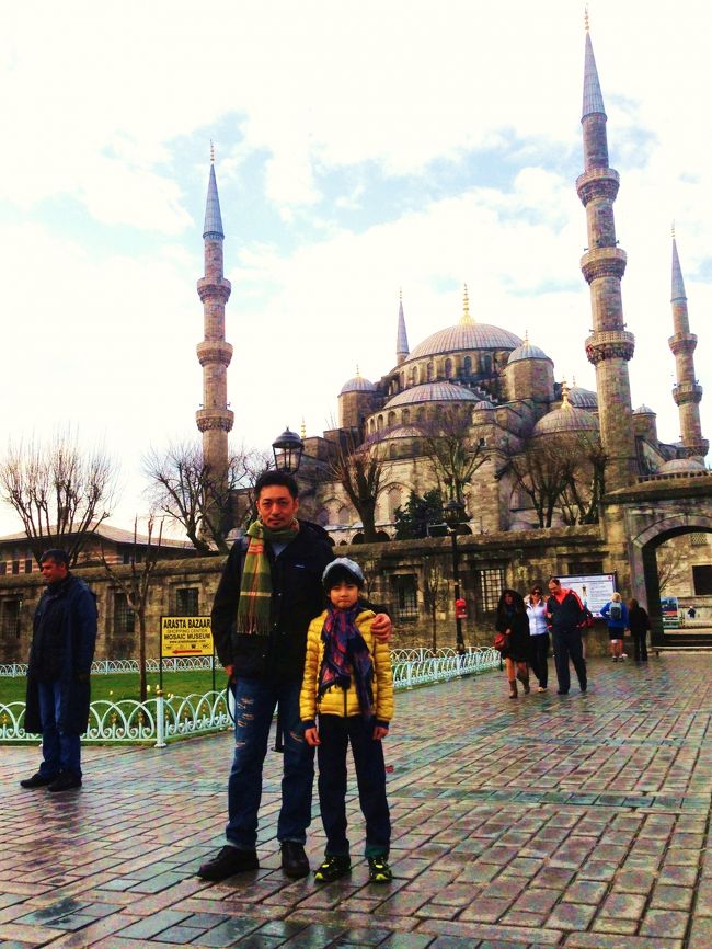 息子(7歳)と3泊5日の弾丸でトルコを旅してきました。<br />小学一年生にとっては大冒険。<br />私にとっても新年度に向けて心機一転、リフレッシュ。<br /><br />この旅行記が、親子でトルコ旅行のキッカケになってくれれば嬉しい限りです。<br /><br />《トルコにした理由》<br />1.世界遺産が多い<br />2.親日派で治安も悪くない <br />3.直行便がある <br />4.イスラム圏なのに酒OK<br /><br />《旅のルール》<br />現地の料理を食べる<br /><br />《スケジュール》<br />3/19 成田発12:55、イスタンブール着18:10 (トルコ航空)<br />3/20 イスタンブール観光<br />3/21 カッパドキア1日観光<br />3/22 イスタンブールをぶらぶらして帰路へ17:15(トルコ航空)<br />3/23 成田到着11:30<br /><br /><br />《旅の予約》<br />航空券・ホテル: エクスペディアのダイナミックパッケージ<br />オプショナルツアー: VELTRA カッパドキア1日観光ツアー<br />(ツアー催行会社: トルキエムツアー) <br />wi-fi: 価格.comでGrobal WiFiを予約<br /><br /><br />旅行記は、イスタンブール編とカッパドキア編の2編に分けて書きます。<br />まずはイスタンブール編をぜひご覧ください。<br />