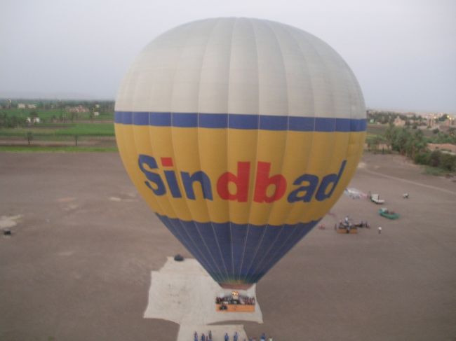 　コロンボ経由でエジプトのルクソールへ向かいます。ルクソールでは、有名な気球ツアーに参加しました。空の上から見る遺跡の姿には感動しました。
