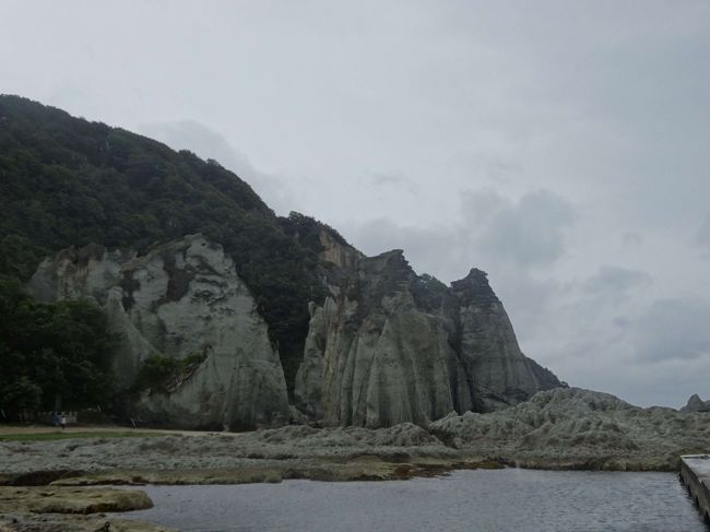 青森周遊の2日目です。下北半島をめぐり、三内円山遺跡を経て弘前まで行きました。<br />この日は台風が近づいており、昼前から雨が降り始めました。<br /><br />当初、下北半島→津軽半島へ渡るカーフェリーを利用するつもりでしたが、<br />台風のため欠航・・・<br /><br />やむなく陸路で引き返すことにしました。<br /><br /><br />---------<br />1日目：新青森～恐山～薬研温泉<br />2日目：薬研温泉～大間崎～仏ヶ浦～三内丸山遺跡～弘前<br />3日目：弘前～白神山地～黒石温泉郷<br />4日目：黒石温泉郷～十和田湖～奥入瀬渓流～八戸