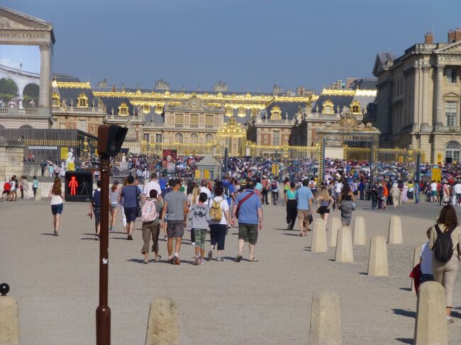 最初の予定では冬に行く予定だった高校生の娘とのパリ旅行。<br />ラッキーにも夏休みのど真ん中に、特典航空券が取れたので、急きょ予定を夏に変更して、パリの街を楽しんできました。<br /><br />昨年ロンドンへ連れて行った息子は、部活があり、パリの街には興味がなく、今回は仕事で行けない主人と共に日本でお留守番です。<br /><br />今回の旅の予定<br />1日目 到着 夜ナイトイルミネーションツアー(P)<br />2日目 個人チャーターの観光ガイドさんと共にパリ市内観光 ルーブル美術館(夜間開館あり)<br />3日目 サンジェルマンデプレ散策 オルセー美術館 パサージュめぐり<br />4日目 ベルギーブルージュへ(P)<br />5日目 モンサンミッシェル 交通(M) ホテル個人手配 ULPはALAN1手配→娘が空を飛びます<br />6日目 モンサンミッシェル 交通(M)<br />7日目 ディズニーランドパリ+ウォルトディズニースタジオ(P) ホテル移動<br />8日目 ヴェルサイユ宮殿自転車ツアー(F)<br />9日目 バトーパリジャンのランチクルーズ 夜帰国<br />10日目 日本へ<br /><br />※M=JTBマイバス(MYBUS) MSMは往復とも片道トランスファー<br />※P=パリビジョン(PARIS VISION)<br />※ULP=ウルトラライトプレーン<br />※F=ファットタイヤツアー(FAT TIRE TOUR)<br /><br /><br />宿泊ホテル=目的別に3か所<br />・ルーブル地区=ルーメン・パリ・ルーブル(Hotel Lumen)<br />・モンサンミッシェル=ラ・メール・プラール(Hotel La Mere Poulard)<br />・凱旋門地区=スプレンディッド・エトワール(Hotel Splendid Etoile)<br /><br /><br />手配方法<br />ホテル…クレジットカードのホテル予約サイトで10%OFF<br /><br />マイバスとパリビジョンはJCB経由で10%OFF<br />バトーパリジャンもJCB経由で特別割引料金