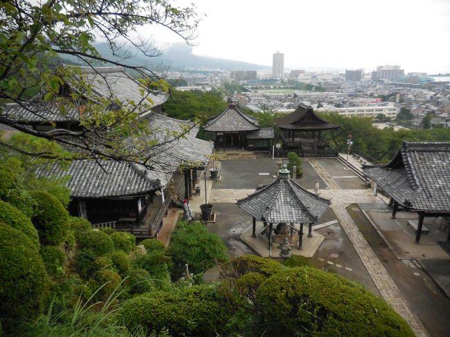 琵琶湖南から京都清水寺周辺の旅。三日目は「三井の晩鐘」で有名な園城寺[三井寺]へ。京阪石坂線「三井寺」駅から「びわこ疏水」を右手に緩やかな上り坂。朝方の雨もあがり、春ならば満開の桜を想像しながら進む。突き当たりを左に折れ、長等神社側から三井寺へ。受付のおばさんから三井寺の回り方を伝授され、いきなり長いのぼり階段をあがると、西国十四番札所「観音堂」へ。汗が噴き出すも、一気に高台へとのぼり、観音堂の庭と琵琶湖を見下ろすと、心地よい琵琶湖の風が心と体をクールダウンさせてくれました。その後、おばさんのご指導よろしく、微妙堂、晩鐘、金堂、釈迦堂をめぐり、仁王門から次なる京都東寺へ。