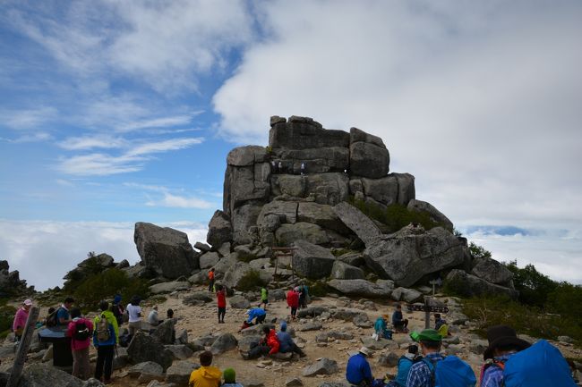 金峰山に行って参りました。<br />『なんちゃって登山』のFitzでございます。<br /><br />同行者はタルトさんです。<br /><br /><br />金峰山 標高2599m 標高差241m<br /><br />2泊概要<br />8月14日〜8月15日 金峰山荘(山梨市)<br />一泊夕食 5500円<br /><br />8月15日〜8月16日 ビジネスホテル白扇<br />素泊まり 3980円<br /><br />記録です。<br /><br />2014年8月15日登山 天候 曇り<br /> <br /><br />07時03分 大弛峠を出発<br />07時37分 朝日峠通過<br />08時15分 朝日岳を通過<br />08時42分 鉄山を通過<br />09時28分 金峰山頂上到着<br />09時32分 五丈石到着 28分休憩<br />10時05分 金峰山頂上を出発<br />10時39分 鉄山を通過<br />11時08分 朝日岳を通過<br />11時37分 朝日峠を通過<br />12時06分 大弛峠に帰還<br /><br />(登山開始より5時間03分経過)<br /><br /><br />旅行費用一人約26000円<br />ガソリン現地価格は1リットル175円<br />中央自動車道を利用しました。<br /><br />お盆休み後半は全国的に天候が悪く、<br />唯一晴れ予報の甲府&秩父方面へ。<br />ギリギリまで金峰山と雲取山で悩んだ挙句<br />金峰山に決めました。<br /><br />写真は五丈石<br /><br />たくさんの人が休憩してました。<br /><br />4度目のチャレンジで登頂できました。<br />