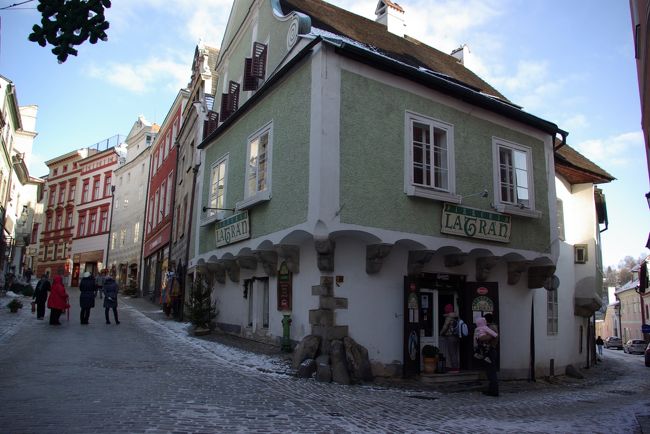 これは、２０１２年１２月にクリスマスマーケットを巡ることを目的に中欧（オーストリア・チェコ<br />・スロバキア・ハンガリー）を訪れた旅行記です。<br /><br />１２では、チェコの世界遺産チェスキークルムロフという、小さな中世の街を訪れます。<br />「クルムロフ」とはドイツ語で「ねじれた川の草地」という意味で、それに「チェスキー（チェコの）」が付きました。<br />同じような町にドイツのローテンブルクがあります。あちらはタウバー川のほとりに造られた<br />城壁に囲まれた街ですが、クルムロフはヴルタヴァ川に囲まれた巾着の中にある町です。<br />ローテンブルクよりいい点は、城が高い場所にあり、町全体を見渡すことが出来るので、<br />ひと目でこの町のファンになってしまうところです。<br />こじんまりとまとまった町なので、気に入った道をふらふら歩いても問題ありません。<br />町はほとんど商業施設で出来ているので、あまりここで生活している人はいないようです。<br />なので、八百屋とか衣料品店などの日常生活用品を売る店は見掛けませんでした。<br />生活感が無いのがちょっと物足りない気もしました。<br />そうはいっても、すばらしい町並みなのは折り紙つきで、訪れる価値は充分にあります。