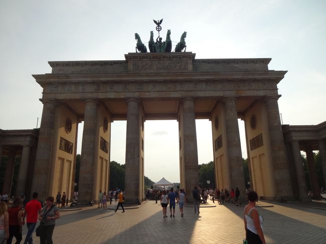 ドイツの首都Berlinに到着です。<br />1泊だけではありますが、ブラジルW杯優勝の余韻が残っているであろう街を楽しみたいと思います。<br /><br />■ とんでも♪ドライブ旅～チェコ・ドイツ 7泊10日 ■<br /><br />　≪1～2日目≫ 関西国際空港→ドバイ→プラハ→Plzeň→Český Krumlov<br />　≪3日目≫ Český Krumlov→České Budějovice→フルボカー城→Telč<br />　≪4日目≫ Telč→Kutná Hora→Berlin<br />　≪5日目≫ Berlin→Potsdam→モーリッツブルグ城→Dresden<br />　≪6日目≫ Dresden→Oberwiesenthal→Karlovy Vary→Prague<br />　≪7～8日目≫ Prague市内<br />　≪9～10日目≫ Pragueよりドバイを経由して帰国　