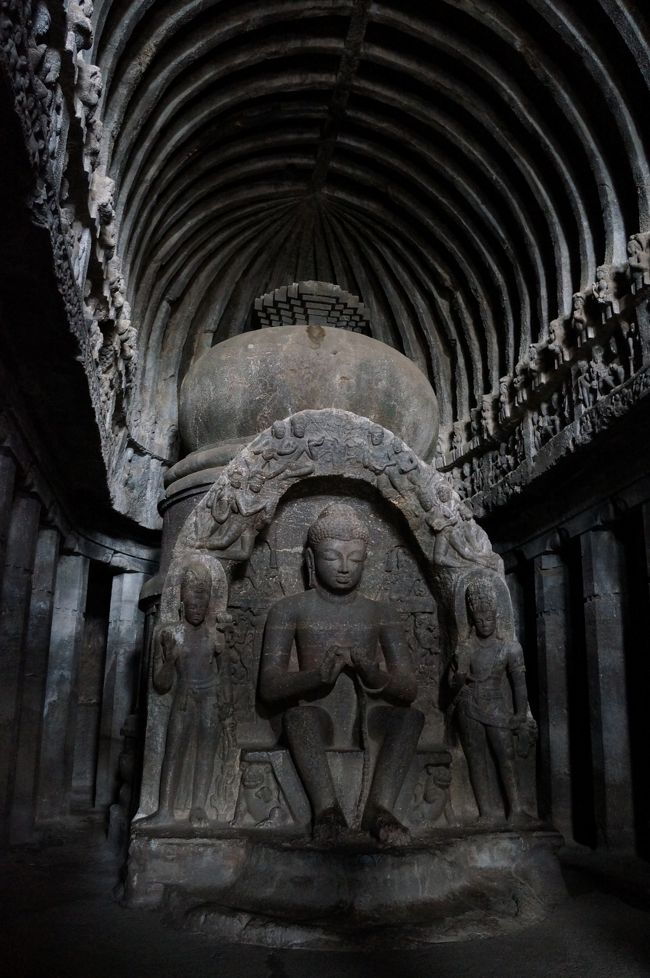 エローラ石窟群の南には7～８世紀頃の仏教がインドで衰退していく時期の石窟群があります。<br />第1～12窟が仏教窟です。仏教窟には、修行中の僧侶達が寝泊まり、居住する僧院窟「ヴィハーラ」とストゥーパを祭る礼拝窟「チャイティヤ」がありますが、ヴィシュヴァカルマ窟と呼ばれている第10窟のみが「チャイティヤ」です。