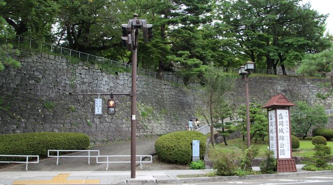 盛岡の街の繁華街にあり駐車場のすぐ近くにデパートがあります。<br /><br />専用駐車場がなくコインパーキングに駐車して登城しました。