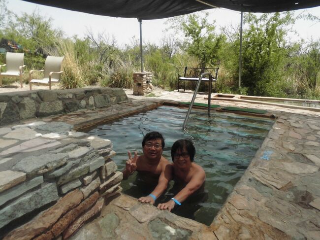 ２０１４年４月２２日ー５月７日。次の温泉はニューメキシコ州シルバーシティーの南東の砂漠の真ん中にある「FAYWOOD HOT SPRINGS RESORT」。いくつかの露天風呂があり、まさにこんなところに温泉が？？？という感じで、のんびりできました。