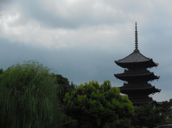 琵琶湖南から京都清水寺周辺の旅。締めくくりは、やはり教王護国寺（東寺）。大日如来を取り囲む国宝たちは、単独で十分に絵持ちする、その圧倒的な存在感に暫し引き止められる。３次元が現実世界とするならば、時間軸を自由に行き来する曼荼羅を、さらに高次に誘う立体曼荼羅。３年前に行った高野山の奥ノ院で、空海さんを感じた気がしたが、やはり心は東寺におさめおくのだろうか・・・旅の最終日だけに、我ながら少しかっこつけてしましました（苦笑）。