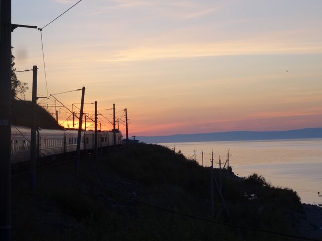 ウラジオストックを出た列車は４日目の夕刻バイカル湖畔を走る、この列車を選んだのも、この時間帯にバイカル湖畔を走るからだ。